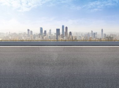 Şehir silüeti ve yol kaldırımı