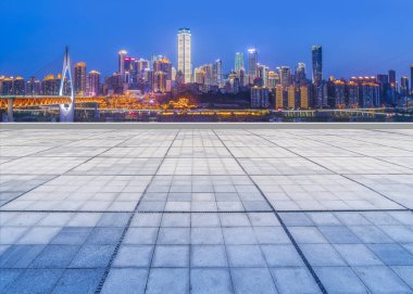 Kent kare yolu ve mimari manzaranın ufuk çizgisi