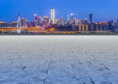 Kent kare yolu ve mimari manzaranın ufuk çizgisi