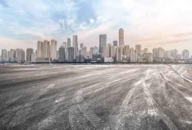 Chon 'daki kentsel yol meydanı ve mimari manzaranın ufuk çizgisi