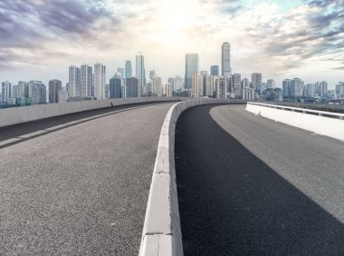 Chon 'daki kentsel yol meydanı ve mimari manzaranın ufuk çizgisi