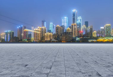 Yol kaldırımı ve şehrin ufuk çizgisi