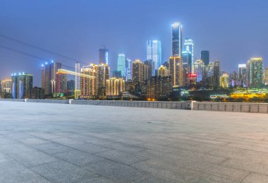 Yol kaldırımı ve şehrin ufuk çizgisi