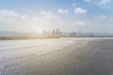 Şehir binaları, manzaralar ve yollar