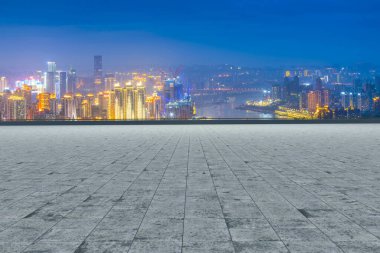 Yol kaldırımı ve şehrin ufuk çizgisi