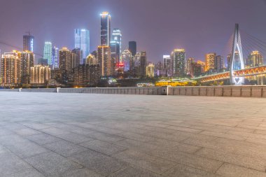 Yol kaldırımı ve şehrin ufuk çizgisi