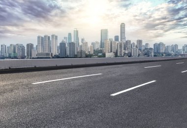 Chon 'daki kentsel yol meydanı ve mimari manzaranın ufuk çizgisi