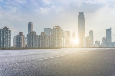 Şehir binaları, manzaralar ve yollar