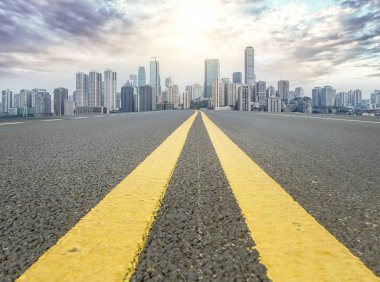 Chon 'daki kentsel yol meydanı ve mimari manzaranın ufuk çizgisi