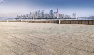  Modern binanın önündeki boş tuğla zeminin görüş haritası