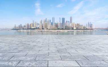 Kent kare yolu ve mimari manzaranın ufuk çizgisi