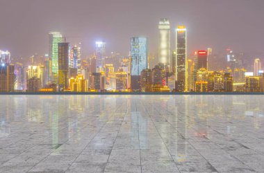 Yol kaldırımı ve şehrin ufuk çizgisi