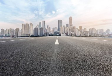 Chon 'daki kentsel yol meydanı ve mimari manzaranın ufuk çizgisi