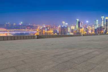 Yol kaldırımı ve şehrin ufuk çizgisi