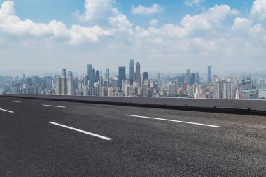 Şehir binaları, manzaralar ve yollar