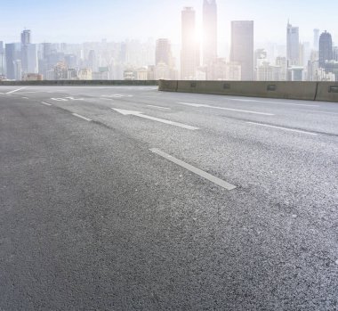 Şehir silüeti ve yol kaldırımı
