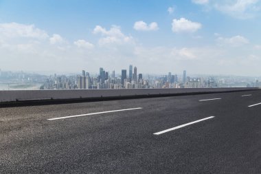 Şehir binaları, manzaralar ve yollar