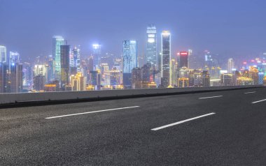 Yol kaldırımı ve şehrin ufuk çizgisi