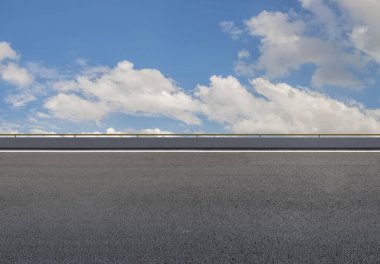 Boş otoyol asfalt yolu ve güzel gökyüzü manzarası