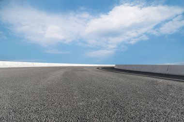 Asfalt kaldırımlar ve kare döşemeler mavi gökyüzünün altında ve 