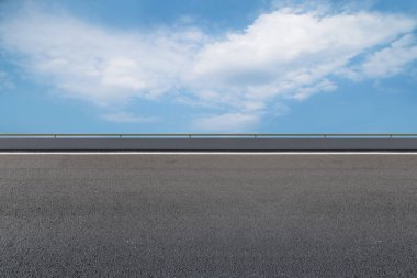 Asfalt kaldırımlar ve kare döşemeler mavi gökyüzünün altında ve 