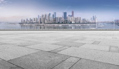  Modern binanın önündeki boş tuğla zeminin görüş haritası