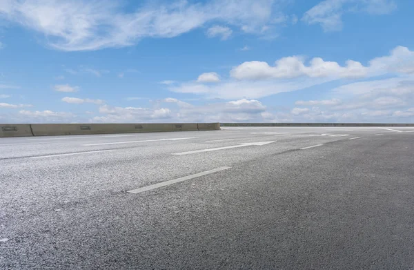空の高速道路アスファルト道路と美しい空の風景 — ストック写真