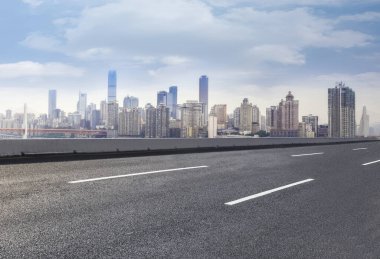 Şehir silüeti ve yol kaldırımı