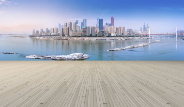  Modern binanın önündeki boş tuğla zeminin görüş haritası