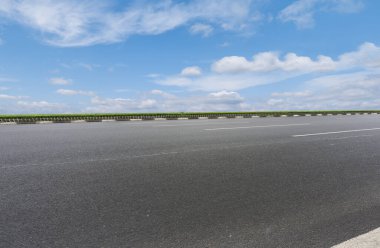 Boş otoyol asfalt yolu ve güzel gökyüzü manzarası