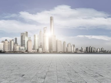 Şehir yolu ve bina ufuk çizgisi