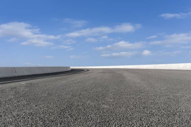 Boş otoyol asfalt yolu ve güzel gökyüzü manzarası