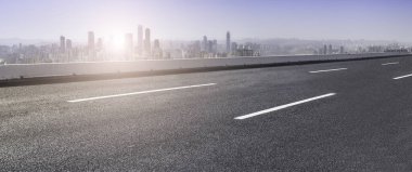 Şehir silüeti ve yol kaldırımı