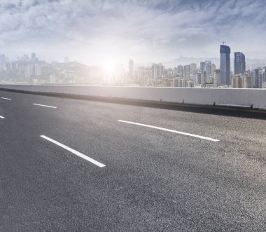Şehir silüeti ve yol kaldırımı