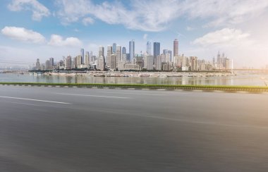 Kent kare yolu ve mimari manzaranın ufuk çizgisi