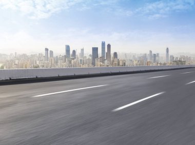 Şehir silüeti ve yol kaldırımı