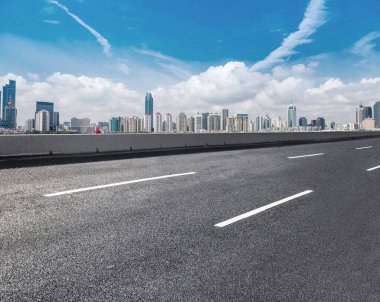 Şehir silüeti ve yol kaldırımı