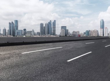 Şehir silüeti ve yol kaldırımı