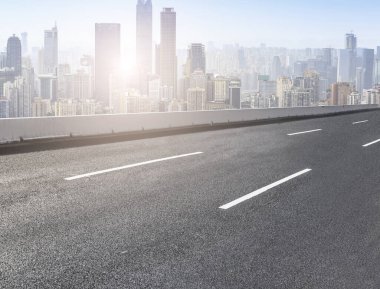 Şehir silüeti ve yol kaldırımı