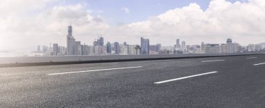 Şehir silüeti ve yol kaldırımı