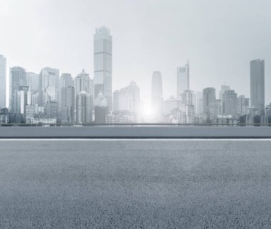 Yol yüzeyi ve şehir silüeti