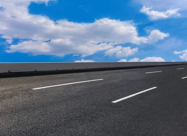 Asfalto Pavimentos Baldosas Piso Cuadrado Bajo Cielo Azul —  Fotos de Stock