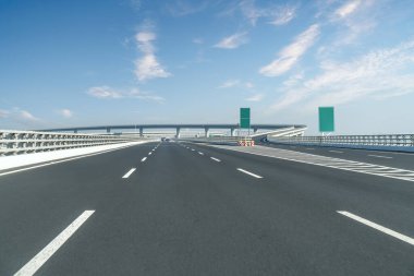 Otobanın asfalt kaldırımı