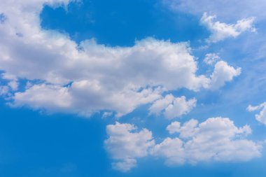 Asfalt kaldırımlar ve kare döşemeler mavi gökyüzünün altında ve 