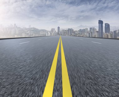 Şehir silüeti ve yol kaldırımı