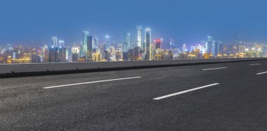 Kentsel mimari çevre yolu ve ufuk çizgisi