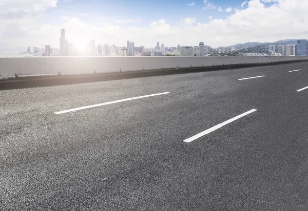 Şehir silüeti ve yol kaldırımı