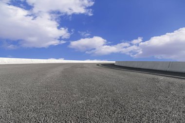 Asfalt kaldırımlar ve kare döşemeler mavi gökyüzünün altında ve 