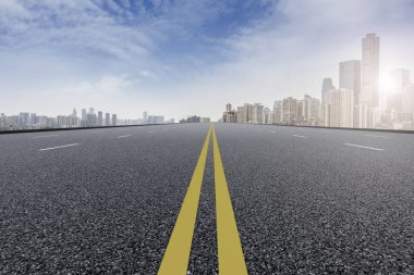 Yol yüzeyi ve şehir silüeti