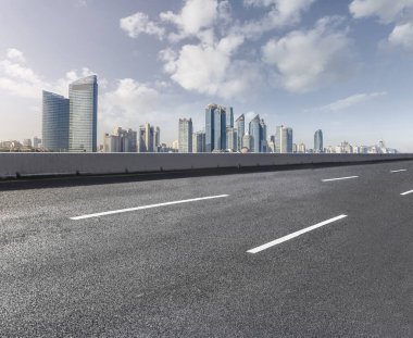 Şehir silüeti ve yol kaldırımı